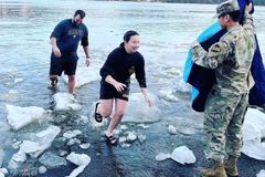 Militares se batizam em rio de água congelante para testemunhar a Jesus