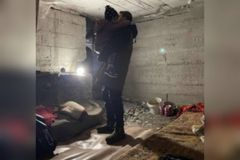 Membros transformam garagem subterrânea de sua igreja em abrigo antiaéreo em Kiev