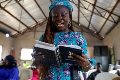 Nigeriano traduz a Bíblia para idioma pidgin e leva seu povo a compreender as Escrituras