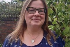 Mulher visita prisão para compartilhar o Evangelho com homem que a estuprou