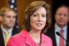 Deputada é punida por dizer que "esportes femininos são para mulheres"