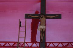 Adolescente cristão é “crucificado” em bullying por colegas de trabalho, na Inglaterra