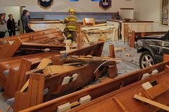 Carro desgovernado invade igreja antes de culto, mas ninguém fica ferido