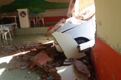 Motorista perde controle e carro invade igreja antes do início do culto