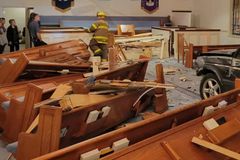 'O Senhor cuidou de nós', diz pastor após carro invadir igreja sem deixar feridos