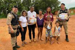 Saiba quem é o pastor que vende Bíblias e livros no valor de uma cesta básica