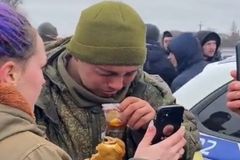 Em gesto de amor, ucranianos acolhem soldado russo com comida e chá
