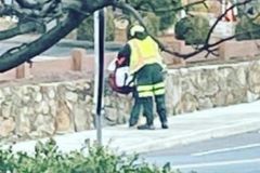 Lixeiro ora por jovem na rua e impacta com sua compaixão