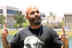 Líder de gangue se torna evangelista e passa a batizar pessoas nas ruas