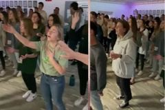 Adolescentes russos e ucranianos se unem para louvar a Jesus juntos