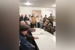 Cristãos na Ucrânia fazem culto em porão para escapar dos bombardeios