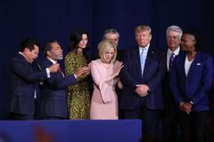 “Uma nação não pode prosperar sem a glória do Deus Todo-Poderoso”, diz Trump em culto | Notícias Gospel