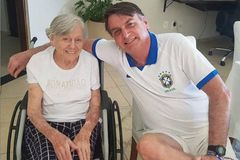 Mãe de Bolsonaro fará 93 anos; Presidente usa versículo em homenagem