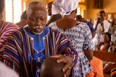 Novo chefe tribal cristão rompe práticas pagãs após 700 anos, em Gana