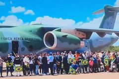 Brasileiros resgatados da guerra da Ucrânia chegam ao país