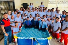 Mais de 50 presos são batizados em penitenciária do Acre