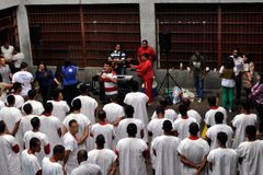 Igreja batiza 188 presos na mais perigosa ala de presídio, em Minas Gerais