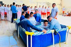 Detentos se batizam com tanque improvisado em penitenciária