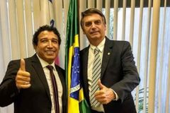 Evangélicos querem Magno Malta como vice de Bolsonaro