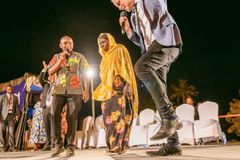 Paralítica é curada em casa ao ouvir pregação por alto-falantes na África