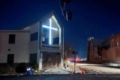 Cruz permanece em pé após passagem de tornado e impressiona moradores nos EUA