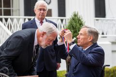 Idoso de 71 anos recebe honra civil por parar ataque à igreja: "Sou grato a Deus"