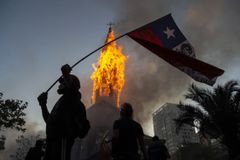 Igrejas incendiadas no Chile são prova de que a cristofobia é real