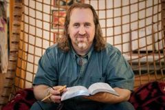 Pastor de megaigreja admite adultério e renuncia ao cargo