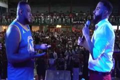 Fiel desmente pastor Leonardo Sale em cima do altar