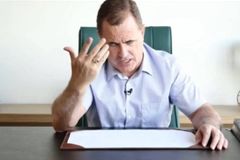 Pastor cego é acusado de dar golpe milionário em fiéis