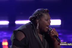 Líder de louvor emociona ao interpretar "Cadeias Quebrar" no The Voice EUA
