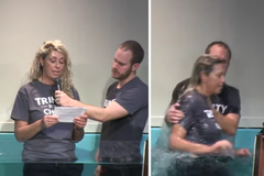 Em batismo, ex-viciada diz que 'estaria morta' se a igreja não estivesse aberta na pandemia