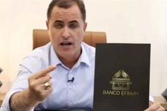 Pastor denunciado por estelionato ostentava e ia aos cultos de helicóptero