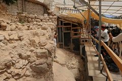 Arqueólogos descobrem novas seções das muralhas que protegiam Jerusalém