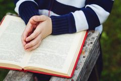 Menina proibida de levar sua Bíblia para a escola consegue reverter decisão