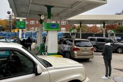 Com preço da gasolina em alta, igreja ajuda pessoas a encherem o tanque