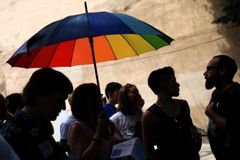 Banco encerra conta de ministério que oferece ajuda a gay egodistônico