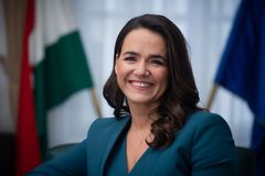 Nova presidente da Hungria diz que governa inspirada na Bíblia: ‘O poder é de Deus’