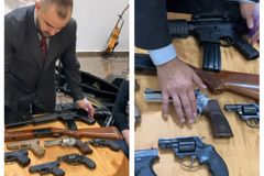 Pastor faz unção de armas da coleção de delegado: ‘Energias positivas'
