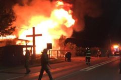 Igreja evangélica é incendiada e bombeiros são baleados após apagar chamas, no Chile