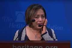 Mãe de jovem que cometeu suicídio acusa Estado por imposição de ideologia de gênero