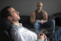 Terapias para enfrentar homossexualidade diminuem níveis de depressão, diz estudo