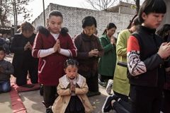 China obriga igrejas a trocarem 10 Mandamentos por citações do presidente Xi Jinping