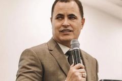 'Tesouro Mundial': pastor acusado de golpe tem canal banido do YouTube