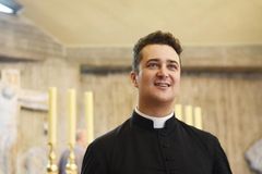 Orgias e drogas: padre é preso por desviar dinheiro da igreja