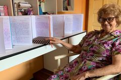 Mulher de 80 anos finaliza cópia da Bíblia à mão e comemora: "Foi uma alegria"