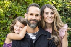 Diagnosticado com câncer, pastor dá lição de vida ao completar triatlo