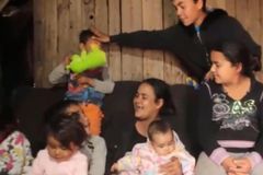 Igreja com 40 membros doa casas para famílias carentes