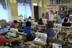 Projeto de costura ajuda famílias a se recuperarem da crise