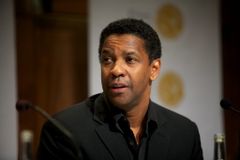 Denzel Washington alerta jornalista ao questionar oração em línguas: "Não brinque com Deus"